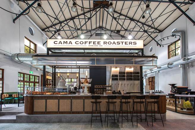 cama cafe將鍋爐房蛻變最潮咖啡聚所，營業時間至晚上9點半。（cama cafe提供）