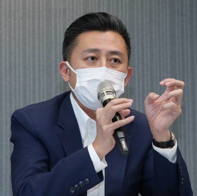 民进党桃园市长参选人林智坚遭控其国立台湾大学硕士学位论文涉嫌抄袭，对此台大9日召开记者会表示，认为林智坚抄袭余正煌硕士论文且情节严重，建议撤销硕士学位，对此林智坚（见图）在民进党中央举行记者会向大家说明，认为自己是受害者。（赵双杰摄）