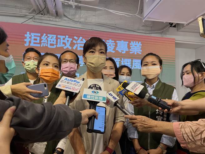 民進黨新竹市長參選人沈慧虹（中）9日表示，她與林智堅風雨同行，面對認知作戰，桃竹隊會站在一起，用政績、政見證明自己能力與清白，也堅定支持林智堅。（王惠慧攝）