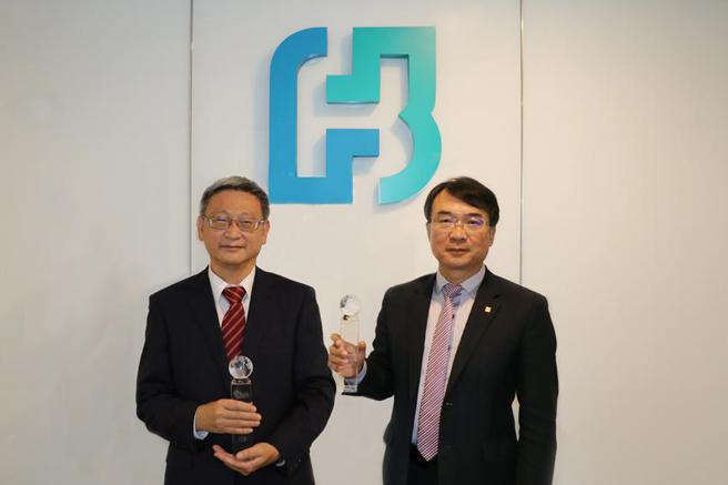 （富邦产险获9项奖，蝉联保险信望爱奖最多奖项的产险公司，由富邦产险资深副总经理林承斌（左）与资深副总经理林国钰（右）代表公司领奖。图／业者提供）