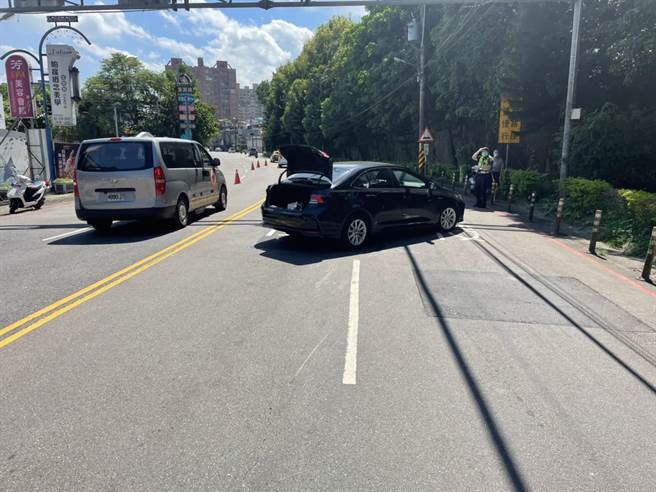 這起意外於今天早上9時發生在新店區安康路二段，小客車當時行駛於內側車道往新店方向，擦撞同向機車。（警方提供／李奇叡新北傳真）