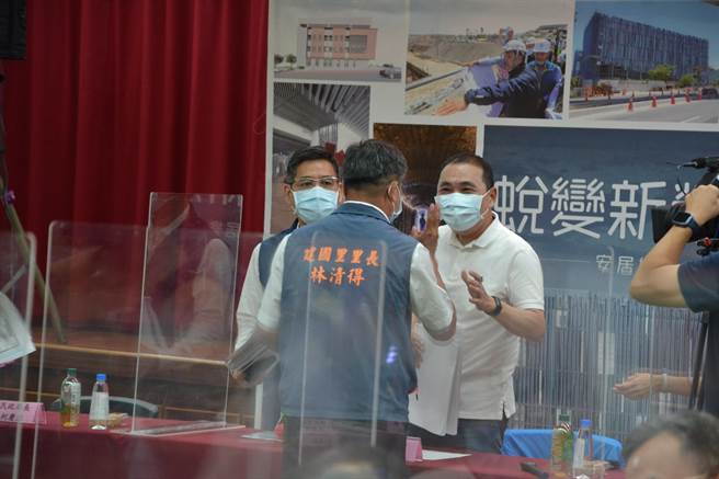 新北市长侯友宜今前往莺歌行动治理会议，不少里长也提出地方建设看法，其中「公八公园地下停车场」建设因中央未同意补助，计画恐推迟，引来地方里长不满，当面向各局处长喊话「不能让侯市长跳票」。（蔡雯如摄）
