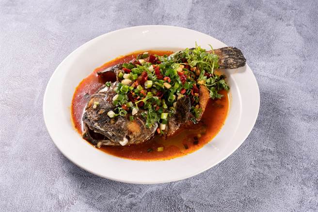 椒麻香酥石斑鱼。（义大皇家酒店提供）
