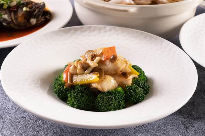 翠绿鲜菌炒石斑球。（义大皇家酒店提供）