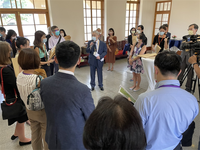 驻台外交人员参观国民法官模拟法庭。台北地院提供