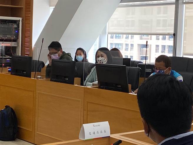 台中市議員張家銨要求市府交通局公開公車評鑑相關資料。（張亦惠攝）