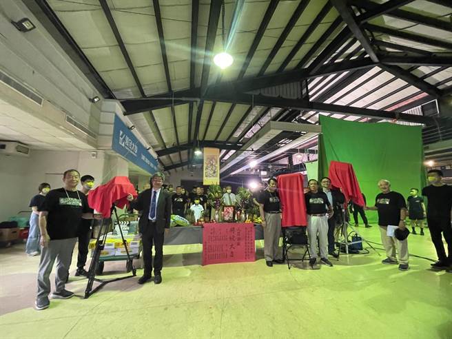 由中华上古神话山海经文化艺术股份公司与义守大学合作山海经上古神话文创IP开发产学计画，「人间焠炼－紫.天玄篇」前导预告短片，9日在义大举行开镜仪式，祈求拍摄顺利。（林雅惠摄）