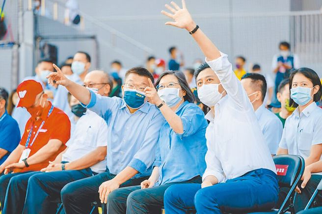 总统兼民进党主席蔡英文(中)曾在论文抄袭案力挺林智坚(右)，今后意向引人关注。（总统府提供）