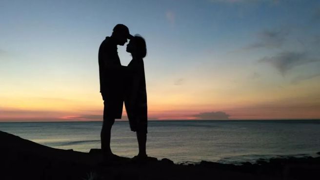 作者的父母攝於海堤。（作者提供）