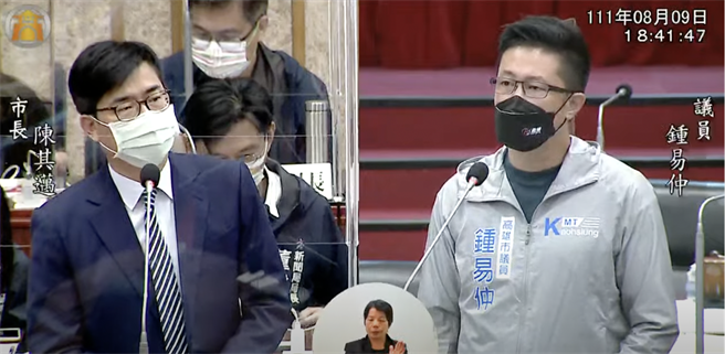 國民黨高市議員鍾易仲今（9）日質詢時，問及市長陳其邁當初為何擔任國民兵，是因為身心理有狀況嗎？陳其邁首度坦言，自己有脊椎側彎問題，因此經體位鑑定後服國民兵，目前狀況沒有好一點。（柯宗緯翻攝）