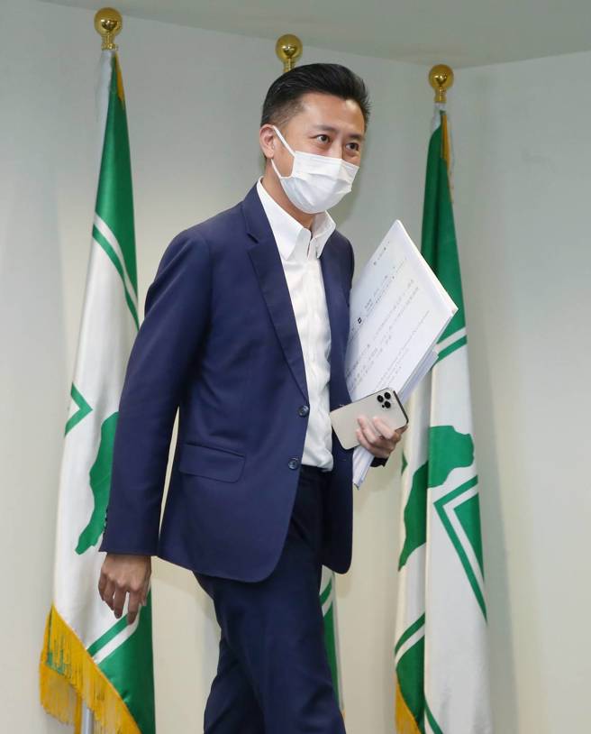 民进党桃园市长参选人林智坚遭控其国立台湾大学硕士学位论文涉嫌抄袭，对此台大9日召开记者会表示，认为林智坚抄袭余政煌硕士论文且情节严重，建议撤销硕士学位，对此林智坚（见图）在民进党中央举行记者会向大家说明，认为自己是受害者。（赵双杰摄）