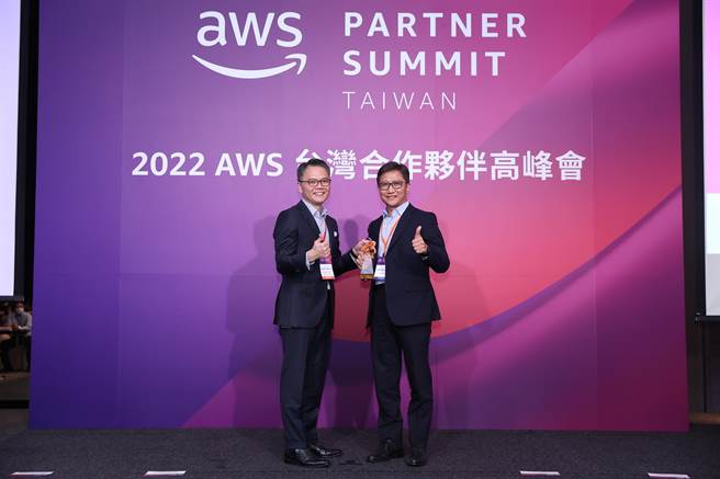 AWS台湾暨香港总经理王定恺（左）、远传企业暨国际事业群 企业产品服务管理处副总经理李鑑政（右）。（远传提供）