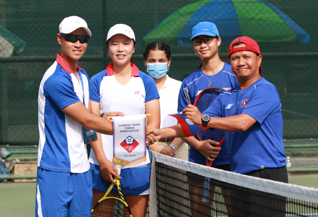 寮國在金恩盃史上的首戰遇到中華隊，兩隊教練賽前交換紀念品。（四維體育推廣教育基金會提供）