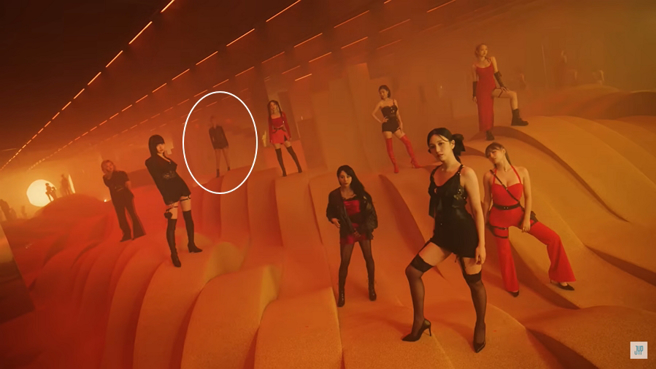 近期TWICE回歸預告片釋出，有粉絲發現子瑜有一幕身影小到快融入背景，怒批「不是第一次冷落她」。(圖/ 摘自TWICE〈BETWEEN1&2〉YouTube預告)