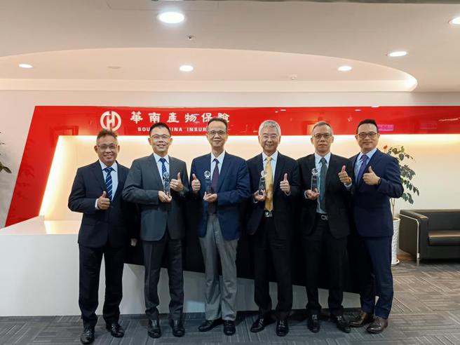 （华南产险获得「2022保险信望爱奖」四项优选，由总经理陈文智(左三)等领奖。图／业者提供）