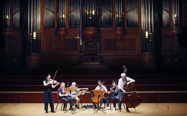 「2022台北大師星秀音樂節」記者會9日舉行，創辦人旅美小提琴家林昭亮與音樂家們在國家音樂廳彩排練習。（范揚光攝）