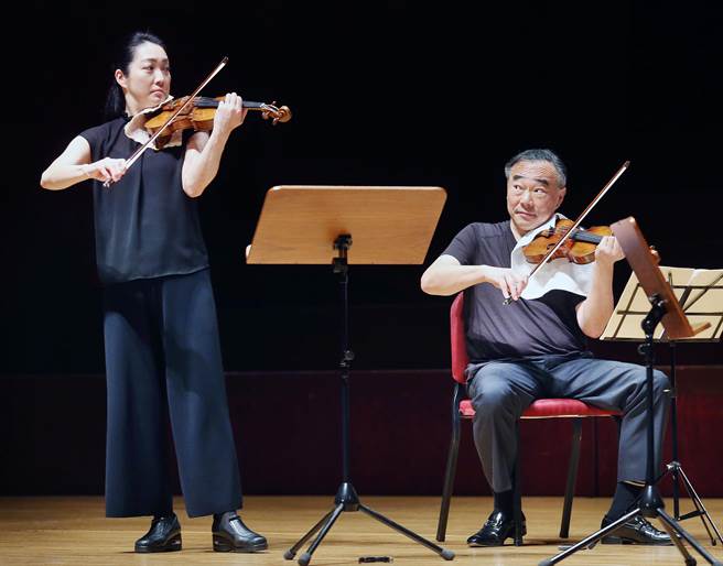 「2022台北大師星秀音樂節」記者會9日舉行，創辦人旅美小提琴家林昭亮（右）與音樂家們在國家音樂廳彩排練習。（范揚光攝）