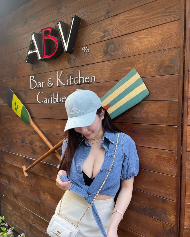 徐恩也曾穿着黑色小可爱上街。(图/徐恩 IG)