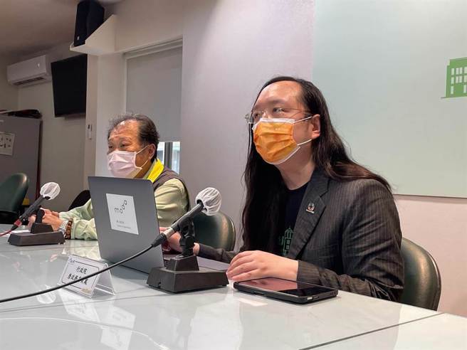 准数位发展部长唐凤(右)表示，电子看板遭骇属于混合战一环，将约束公共领域电子看板。资料照片