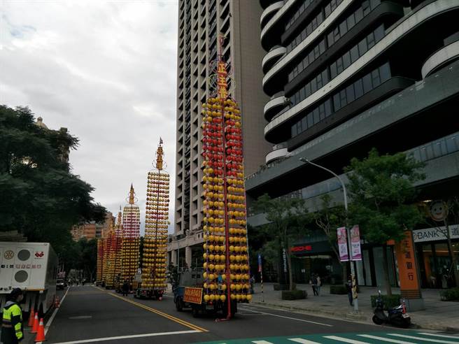 桃园大庙水灯排11日晚登场，7辆大型水灯牌车吸睛，桃警吁民眾遵守交管人员指挥。(翻摄照片／蔡依珍桃园传真)