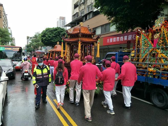 桃园大庙水灯排11日晚登场，7辆大型水灯牌车吸睛，桃警吁民眾遵守交管人员指挥。(翻摄照片／蔡依珍桃园传真)