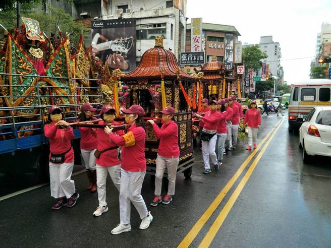 桃园大庙水灯排11日晚登场，7辆大型水灯牌车吸睛，桃警吁民眾遵守交管人员指挥。(翻摄照片／蔡依珍桃园传真)