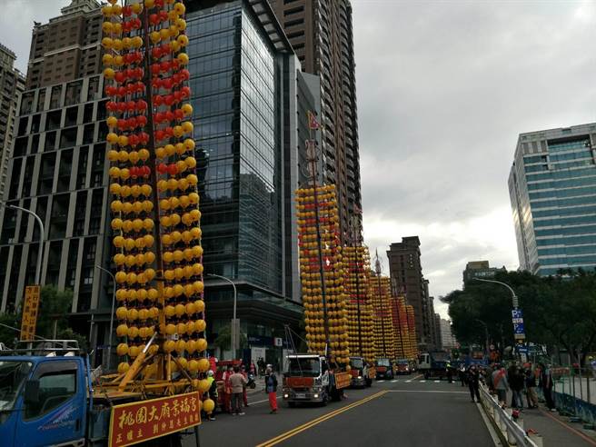 桃园大庙水灯排11日晚登场，7辆大型水灯牌车吸睛，桃警吁民眾遵守交管人员指挥。(翻摄照片／蔡依珍桃园传真)