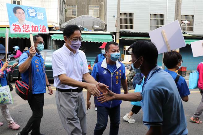 針對民進黨桃園市長參選人林智堅論文抄襲風波，國民黨桃園市長參選人張善政（左二）今晚再度發聲。（蔡明亘攝）