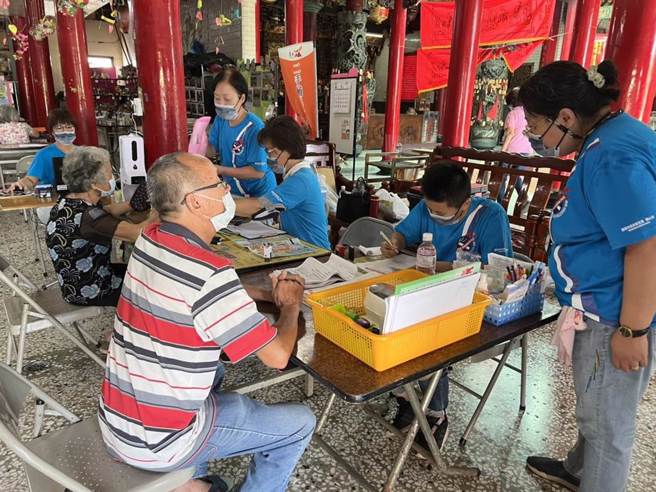 
台南市衛生局今天啟動COVID-19疫苗接種巡迴服務，首站到左鎮區北極殿。（台南市衛生局提供／曹婷婷台南傳真）