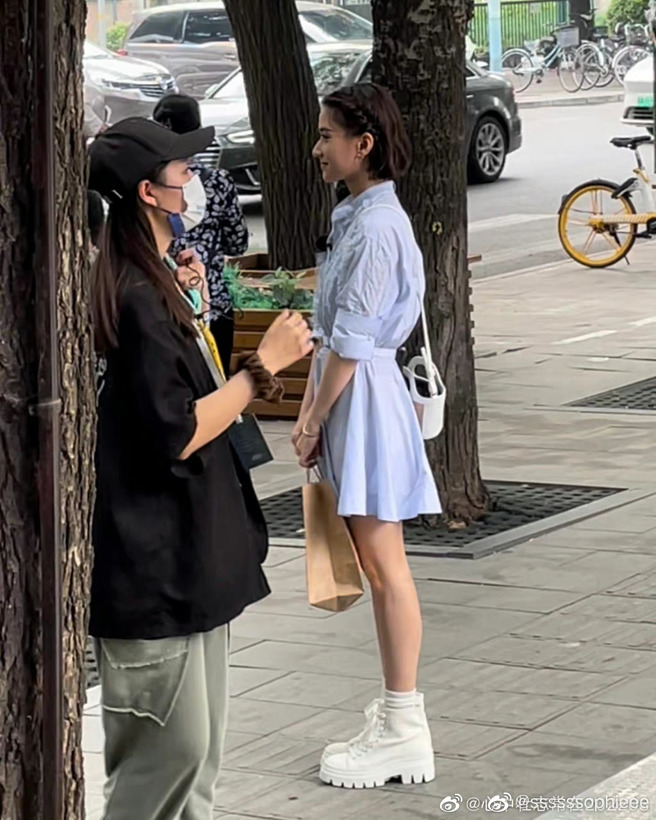 近期录制的综艺路透中，何超莲穿着蓝色连衣裙，腹部没有突出物，因此怀孕一说可能是瞎传。(图/微博)