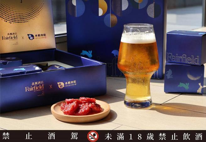 （台中萬楓酒店與深耕彰化一甲子的「水根肉乾」聯手推出「中秋玩楓了」限量禮盒搶市。圖／台中萬楓）