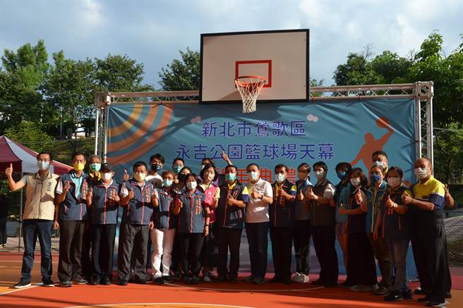 新北市鶯歌區永吉公園天幕籃球場今日啟用，該球場設計結合永吉公園最具特色的炮仗花，融入橘、黃顏色，超吸睛。（蔡雯如攝）