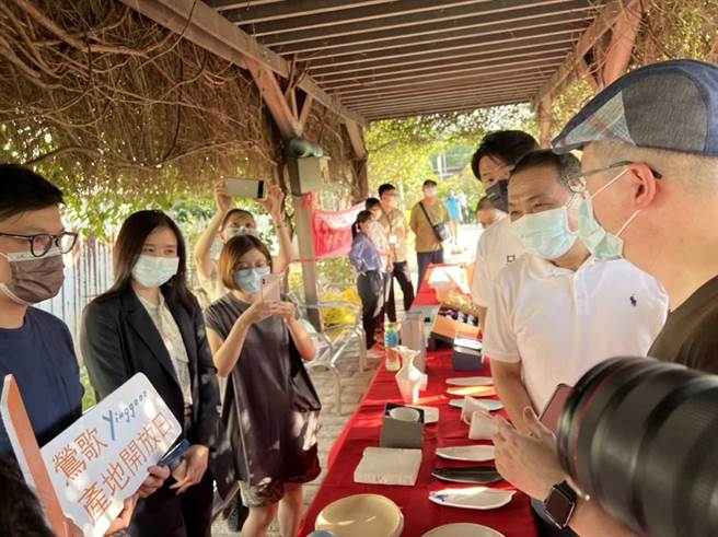 鶯歌6家陶藝業者成功申請經濟部中小企業處計畫資源，希望推動共同創生轉型，帶動地方繁榮，新北市長侯友宜也到現場給予支持，與青年對談。