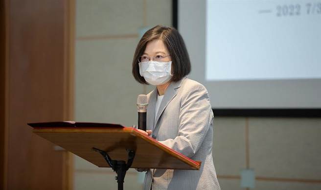 民進黨桃園市長參選人林智堅因論文門爭議，今（12）日下午宣布退選，改由民進黨立委鄭運鵬接棒參選。而總統蔡英文今日也在臉書上表示，她一樣支持林智堅捍衛自己的人格與清白，同時也力挺鄭運鵬出戰桃園市長。（資料照片）