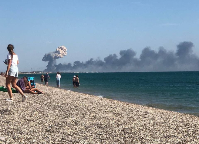 俄羅斯佔領的克里米亞發生大爆炸。(圖/Twitter)
