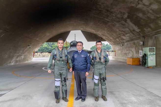 台南市长黄伟哲9日率市府团队前往空军第一战术战斗机联队劳军，感谢国军不辞辛劳捍卫台湾领空。（取自黄伟哲脸书）
