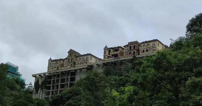 深圳半山海景豪宅天簏。（图／翻摄自《每日经济新闻》）