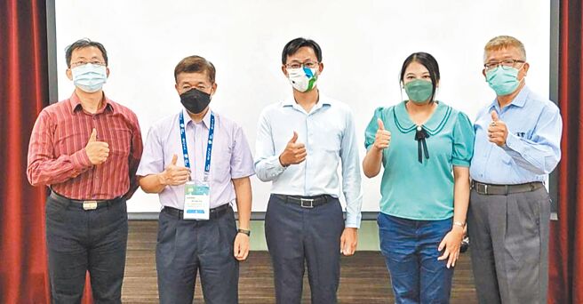 2022 mRNA发展趋势论坛与会佳宾，基龙米克斯副总经理李明撰（左起）、中研院执行长陶秘华、永昕制药协理周维宜、mRNA协会理事长马钰欣、主持人甘志纯。图／戴辰