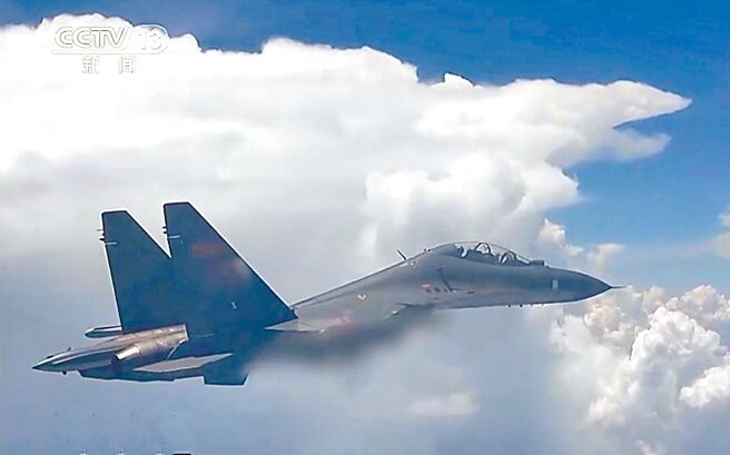 中国大陆解放军军演，东部战区机舰在台海周边海空域进行实战化演训。（摘自央视网）