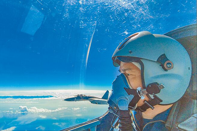 解放军东部战区的一名空军飞行员在台湾周围进行联合作战训练演习。（美联社）