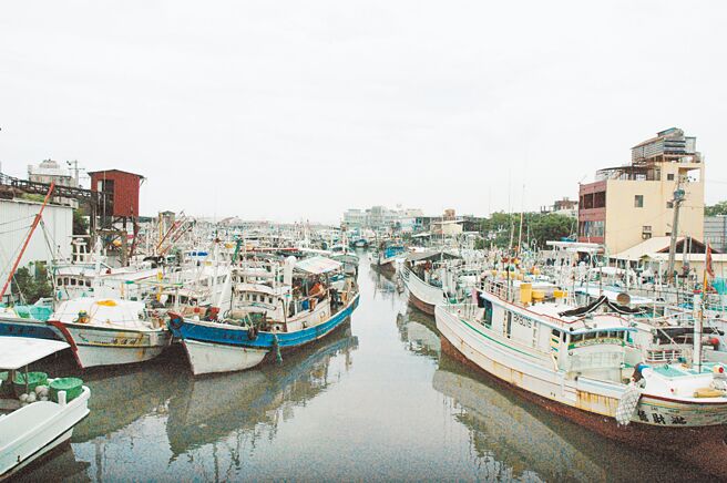 共军与国军接续军演，打乱渔民作业计画，就怕往后成为常态，大伙直言非常苦恼。（林和生摄）