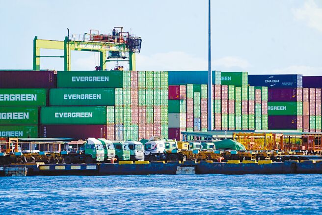 财政部8日公布7月出口金额为433.2亿美元，年增14.2％，缔造连25红，续写近10年来的正成长最长周期。图为高雄港区货柜堆迭。（中央社）