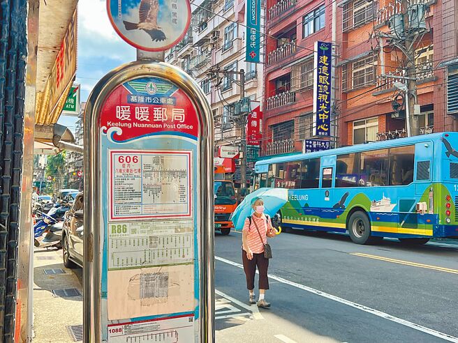 基隆市15日增設自新北市瑞芳火車站發車經基隆暖暖區往返台北市南港、松山的跳蛙公車，讓通勤族更加便利。（陳彩玲攝）