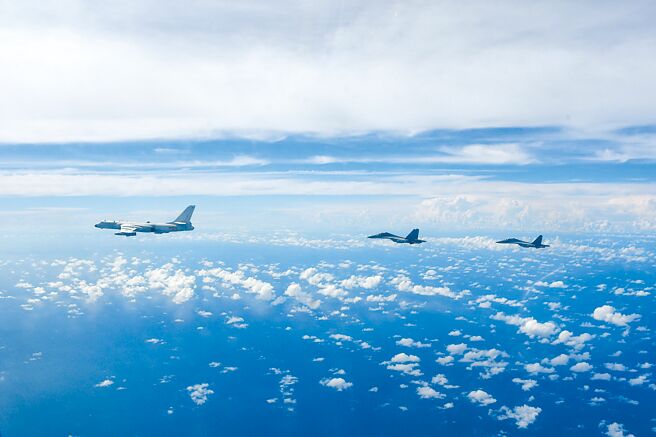 大陆国务委员兼外长王毅指出，美方在裴洛西访台上犯了三方面错误，并表示中方旨在遏阻美国「以台制华」的图谋。图为解放军战机编队飞行。（新华社）