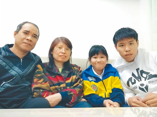 菲律賓來台10餘年的尼可（左一）勤學華語，希望能與孩子溝通無礙。（新北市教育局提供／葉德正新北傳真）