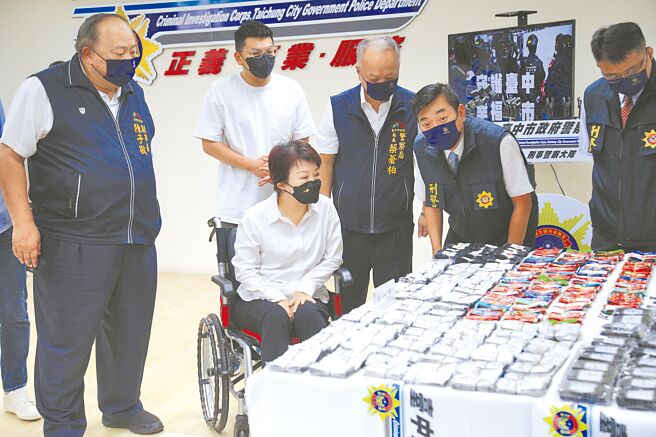 台中市长卢秀燕（左二）腿伤復班后首场公开行程，昨参加市警察局「安居专案」破案记者会，关心警方打击犯罪、拚治安成果。（张妍溱摄）