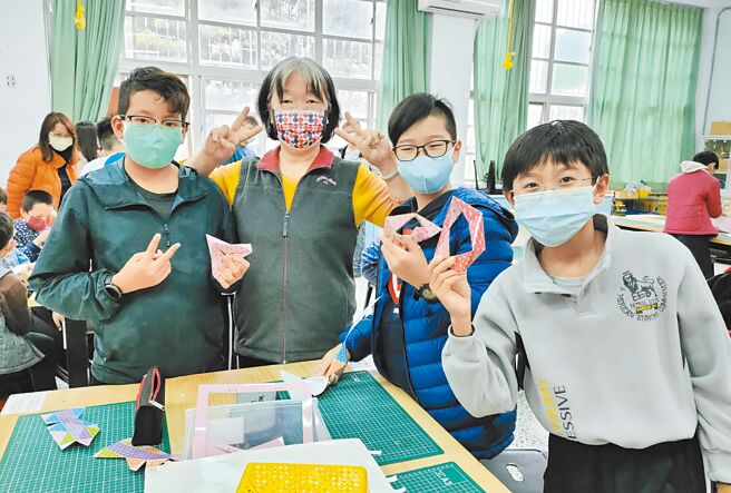 台中市光荣国中教师袁静娟（左二），总会把在外学习到的最新理念带回学校分享。（台中市政府提供／陈世宗台中传真）