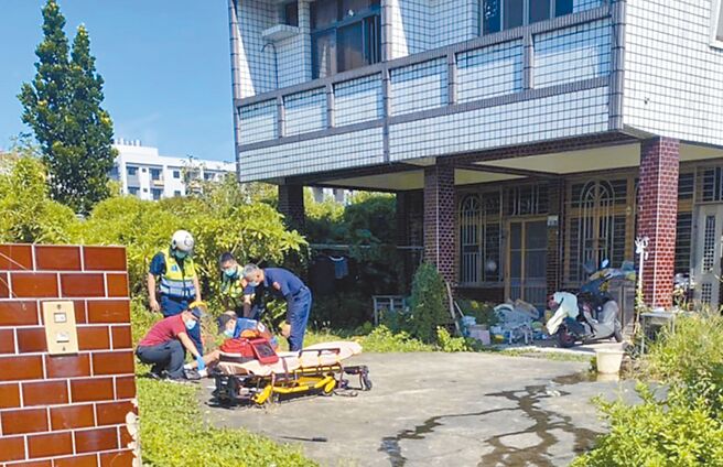 台南善化警分局围捕涉嫌杀害伯母的胡姓男子时，胡男因跳弹受伤，员警将他制伏送医。（读者提供／洪荣志台南传真）