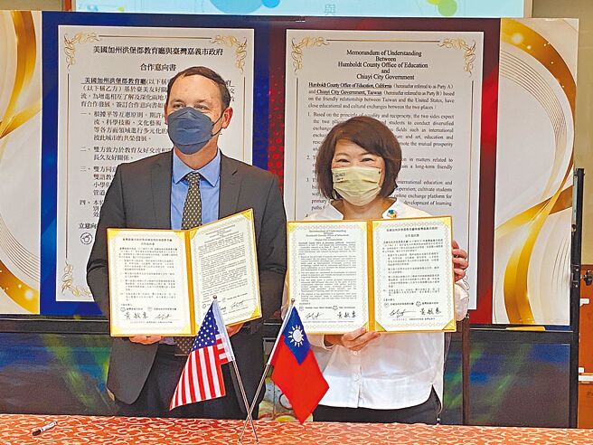 嘉义市长黄敏惠（右）与美国加州洪堡郡教育厅副厅长Colby Smart签署教育交流合作意向书。（廖素慧摄）