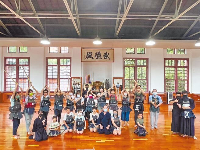 高雄偽出國真貴族之旅，和食、劍道全都包，武德殿由宮本武藏第11代傳人傳授劍道心法。（高市文化局提供／楊舒婷高雄傳真）